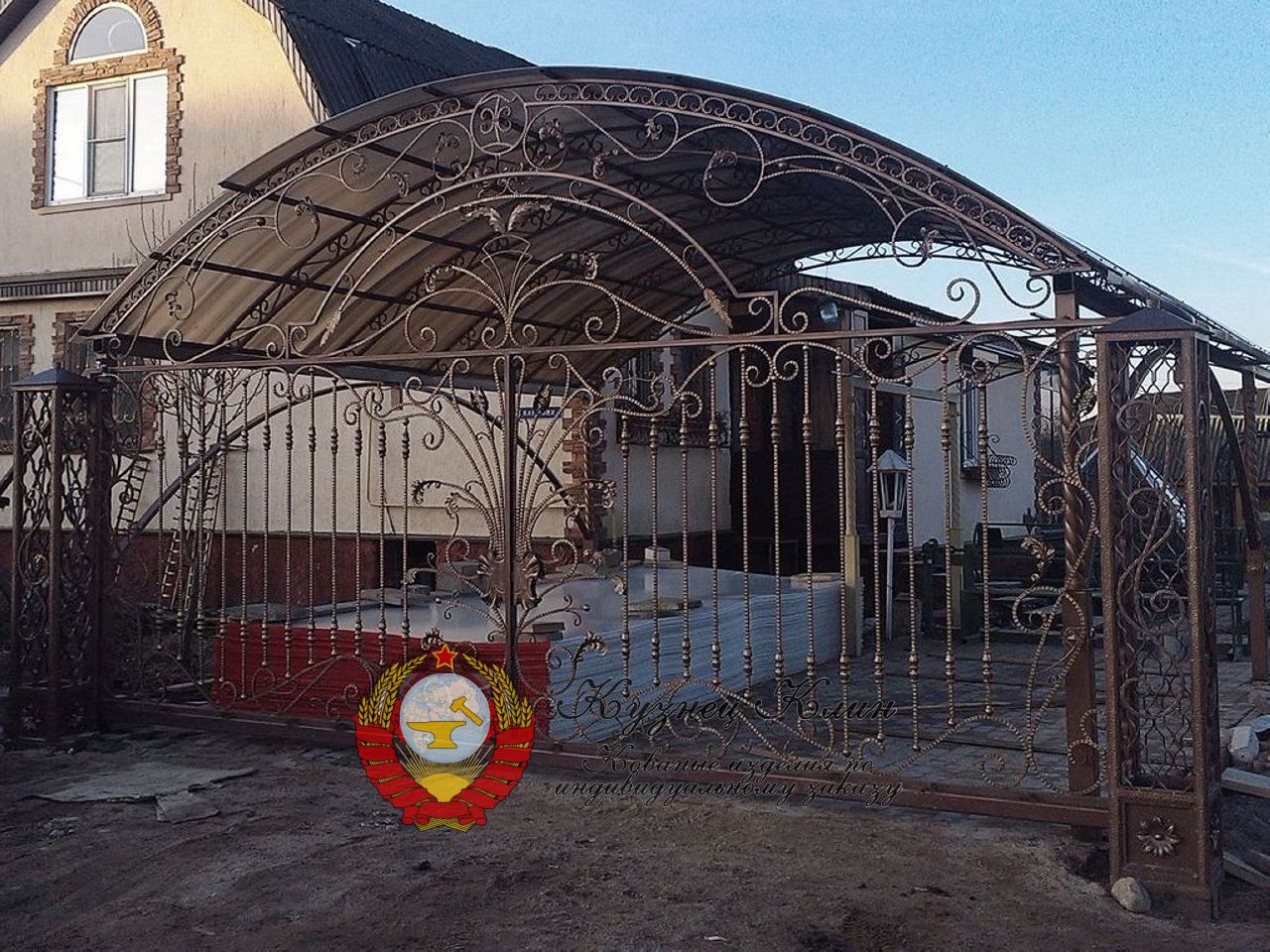 Кованая въездная группа с арочным навесом